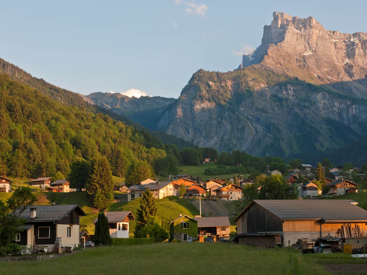 154774418 La vallée Giffre et la pointe de sales au fond