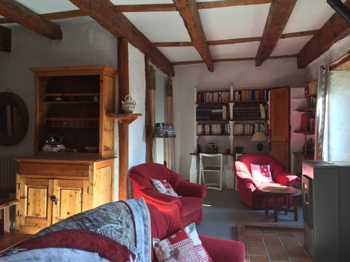 Le salon avec le poêle à bois écologique.