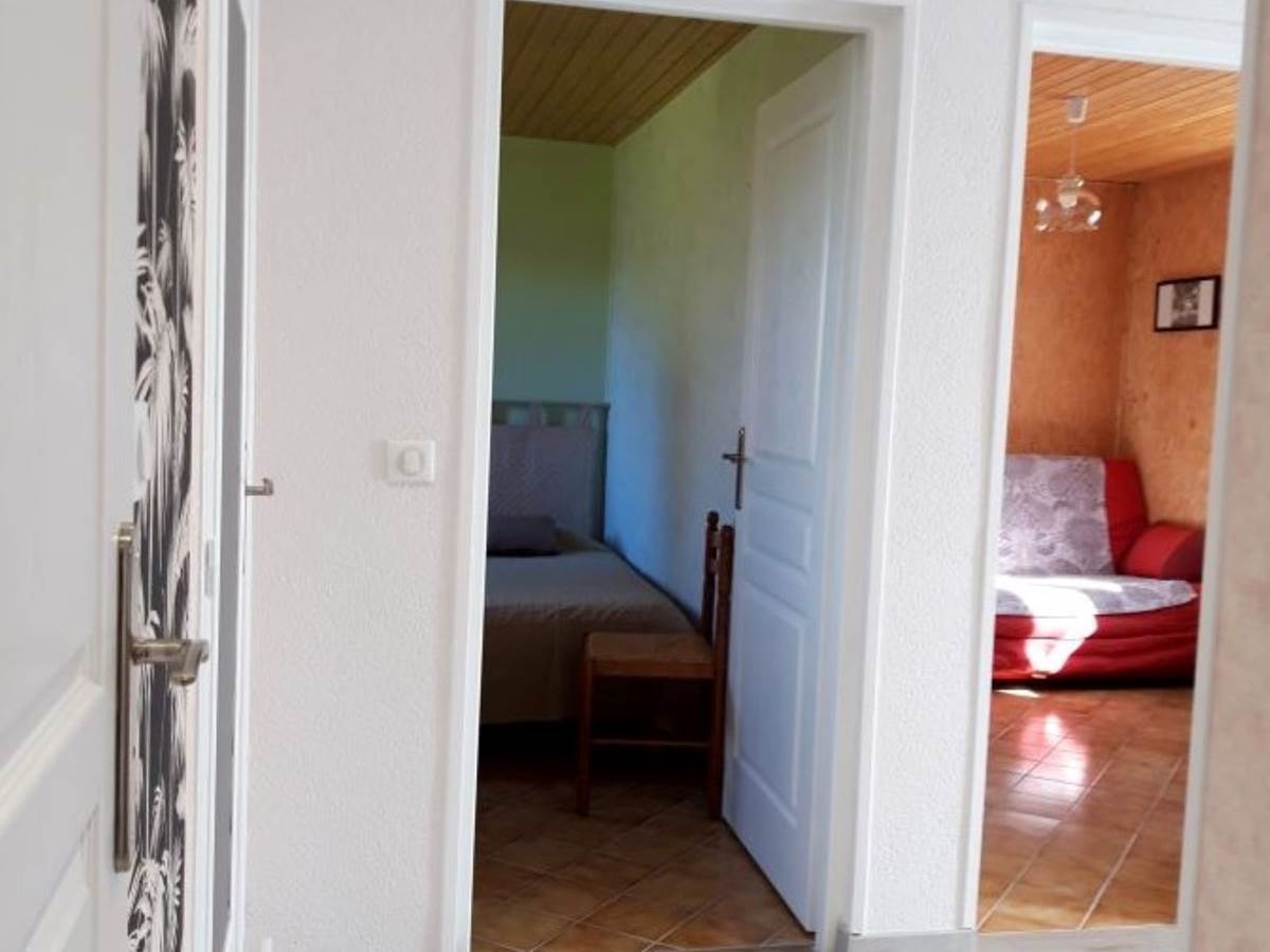 dégagement vue sur salon et chambre 2 lits