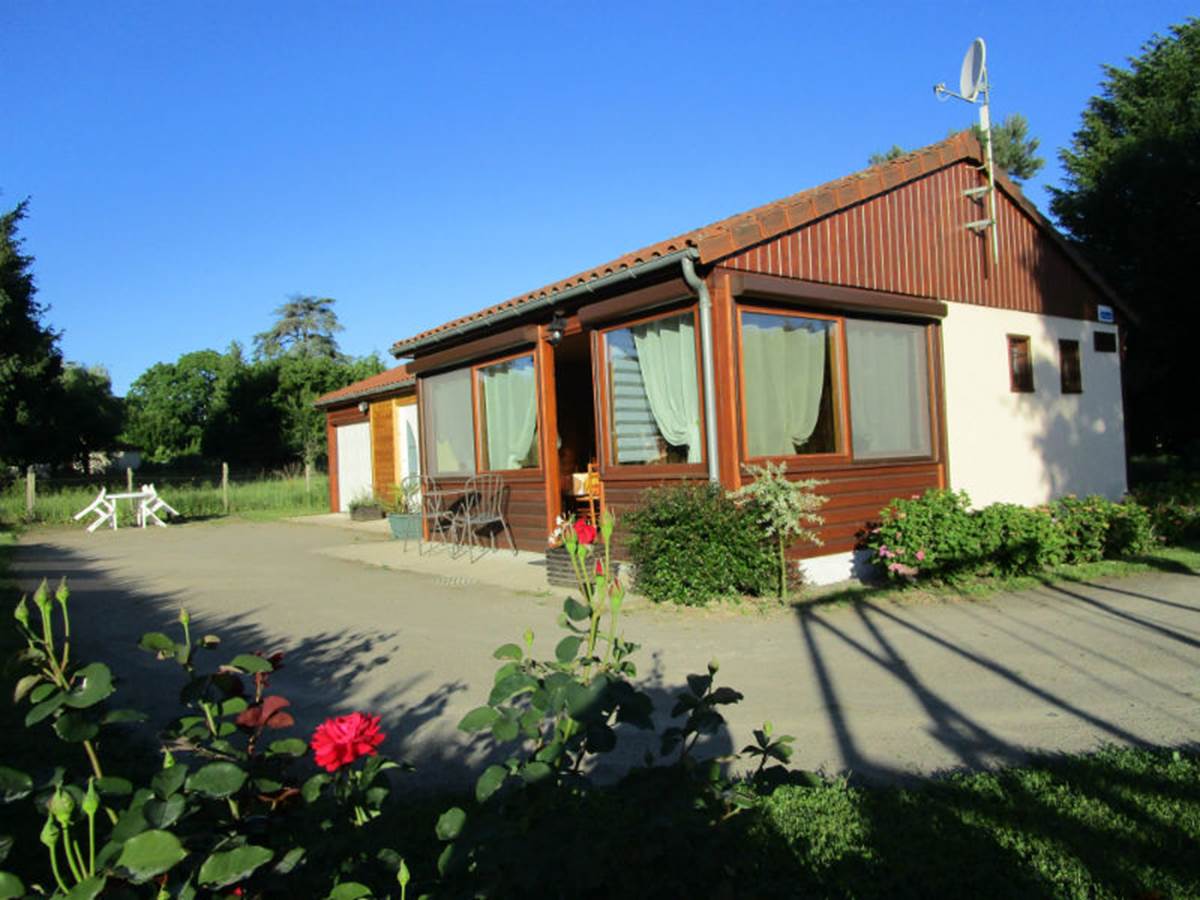 Gîte Les rosiers Arnac-La-Poste, vue extérieure