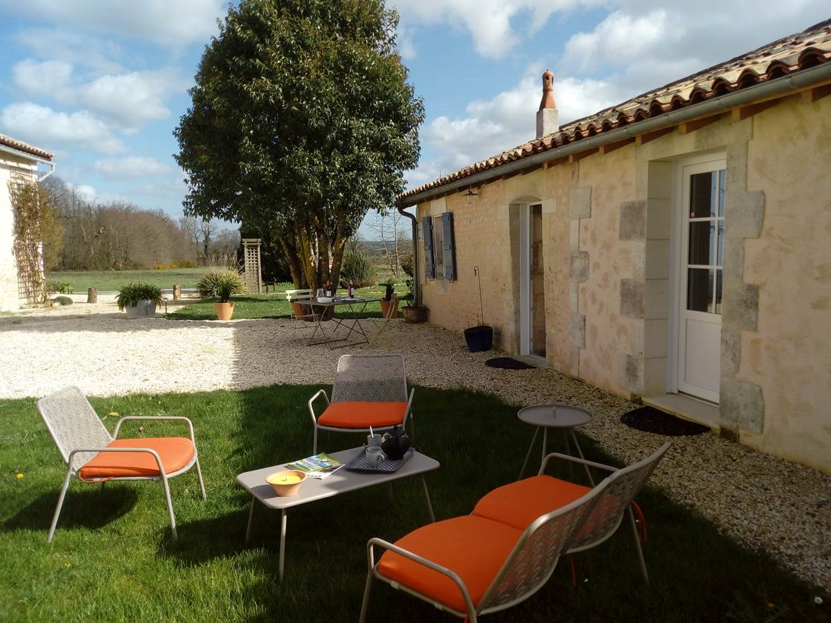 Façade du gite avec espace détente