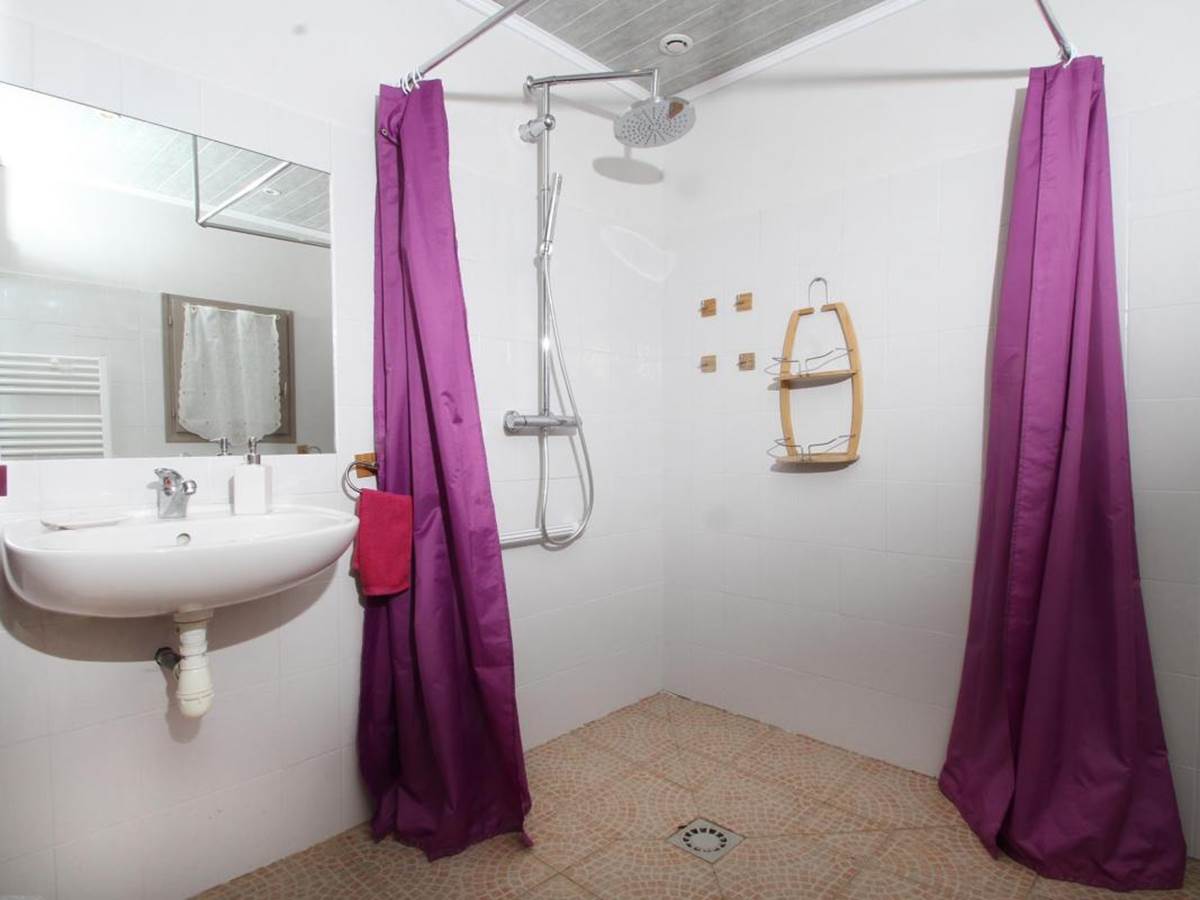 Salle de douche PMR