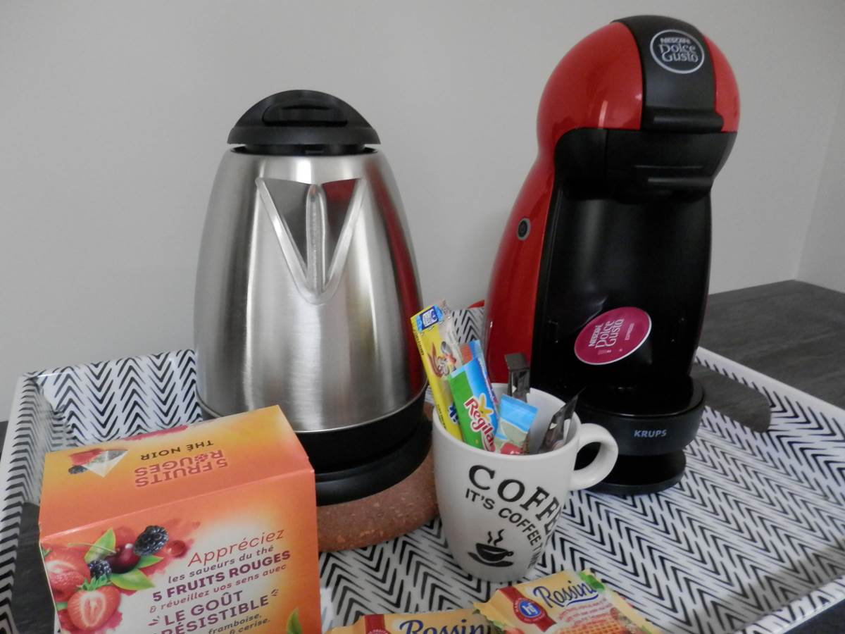 Plateau bouilloir avec thé, café, chocolat et friandise.