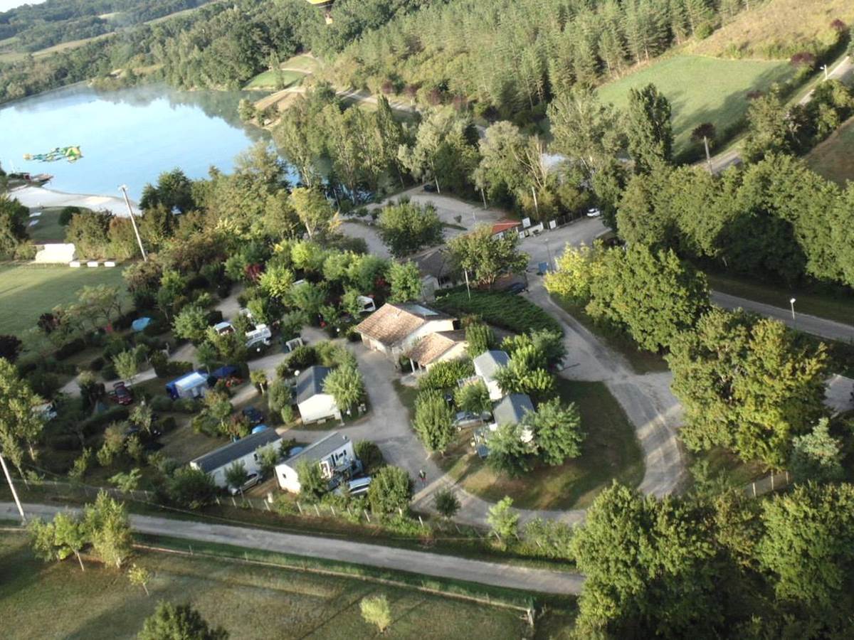 vue aérienne du camping et de sa base de loisirs