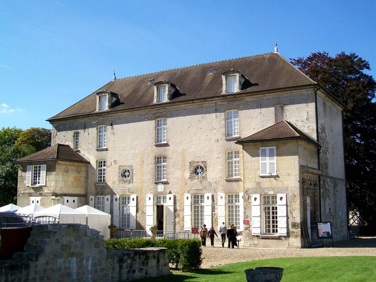 Prieuré St-Maurice, ancien logis du Prieur (XVIIIe s.), actuel musée de la Vénerie.