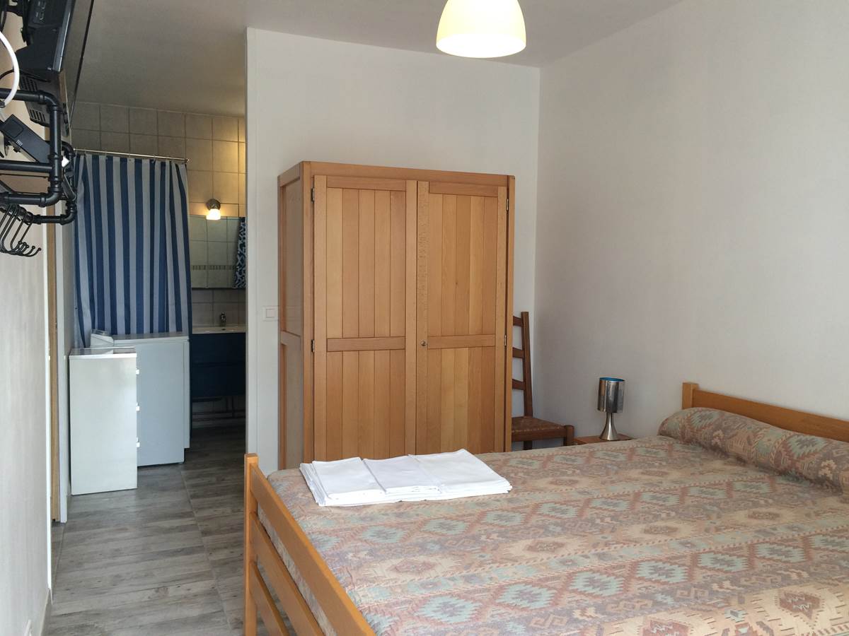 CHAMBRE 1 LIT DOUBLE AVEC SALLE DE BAIN ATTENANTE