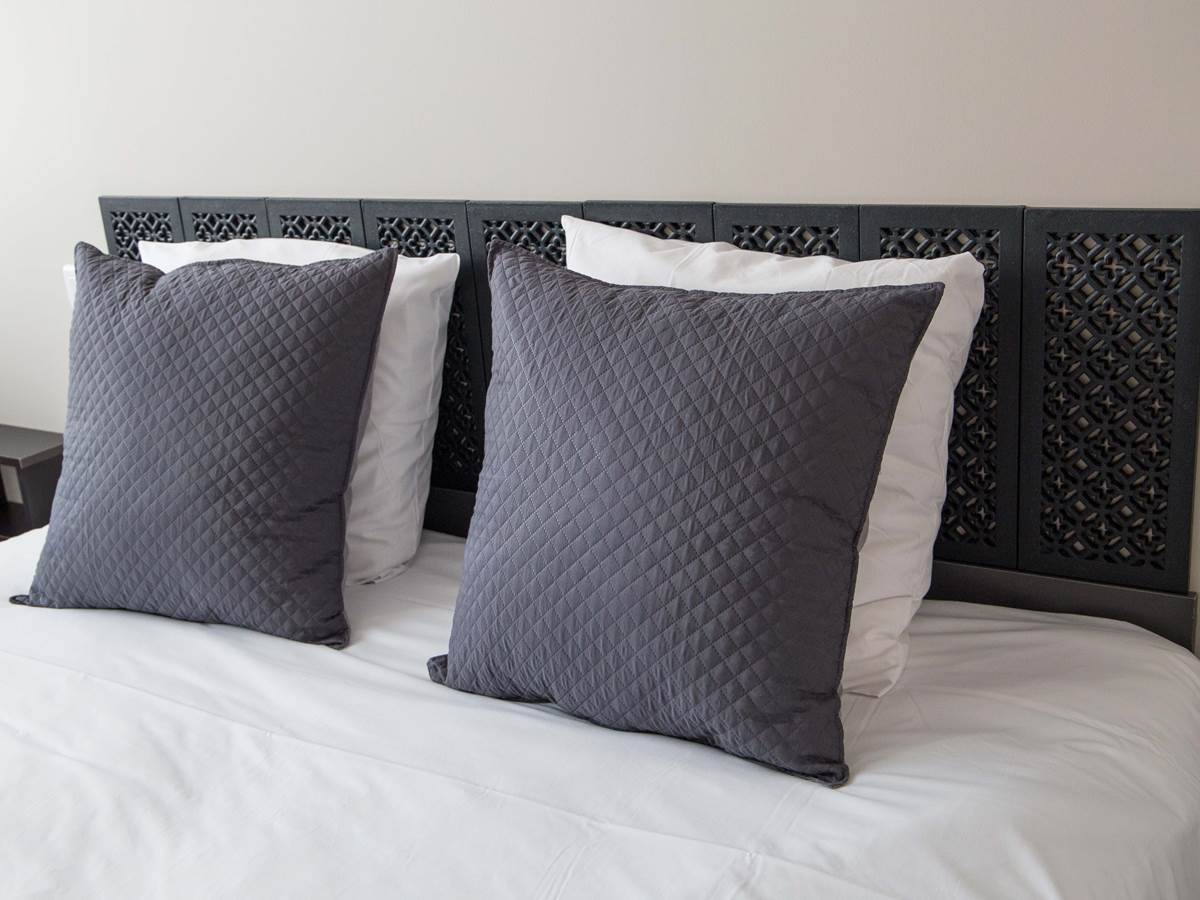 Literie king size avec matelas à ressorts multispires 180 x 200 cm.