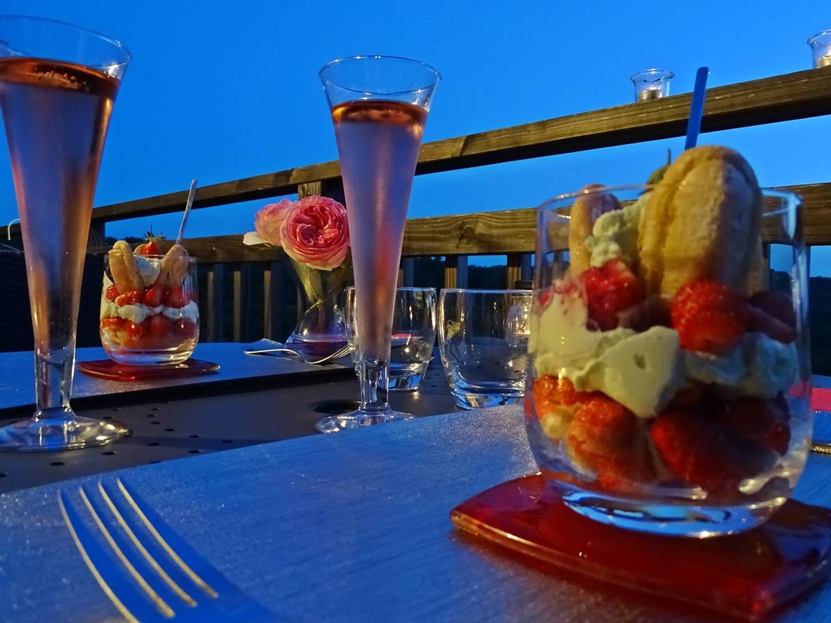 les instants voles jacuzzi privatif - Et oui, nous sommes au pays de la fraise......