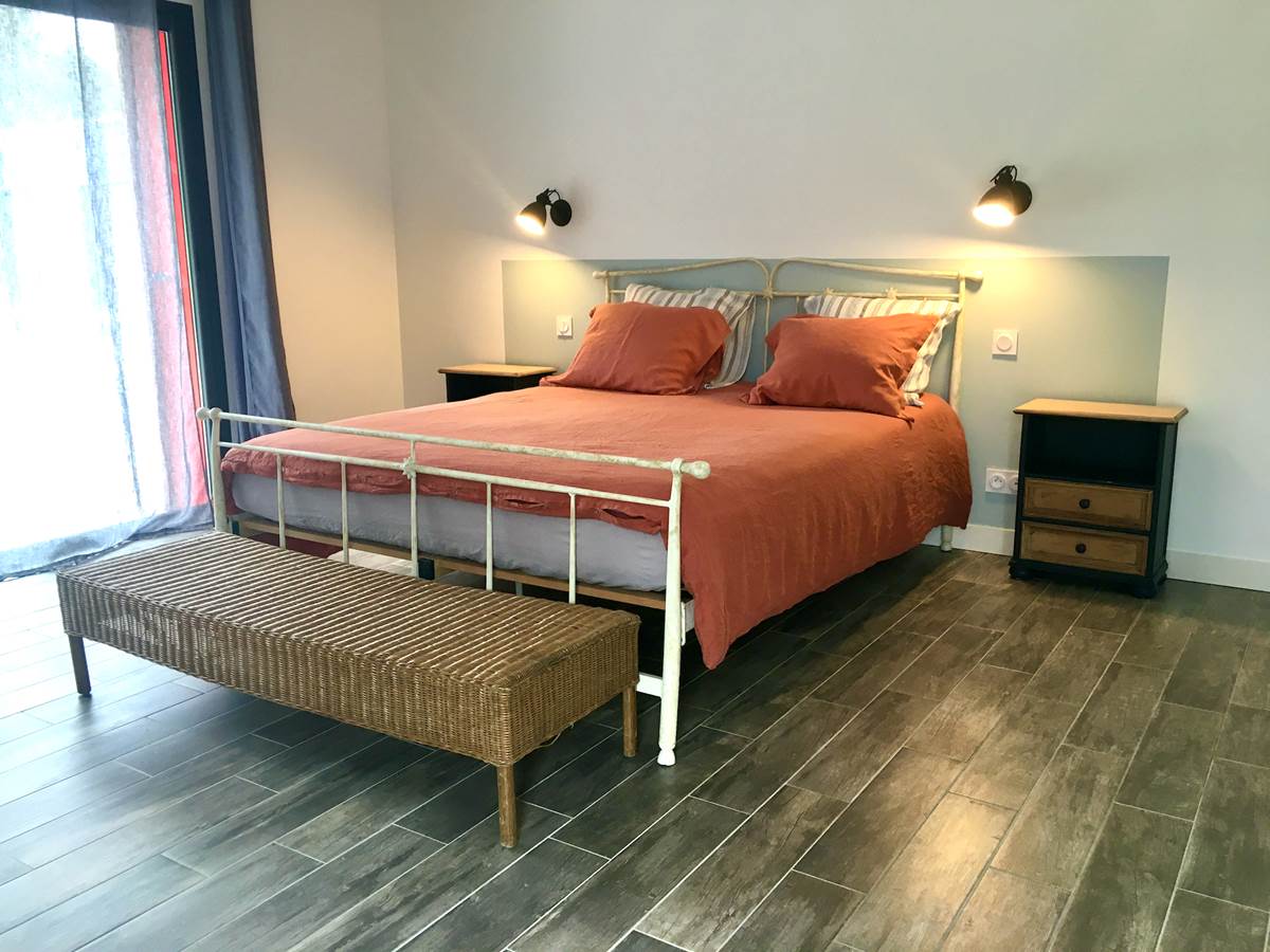 Lit queen size pour deux personnes