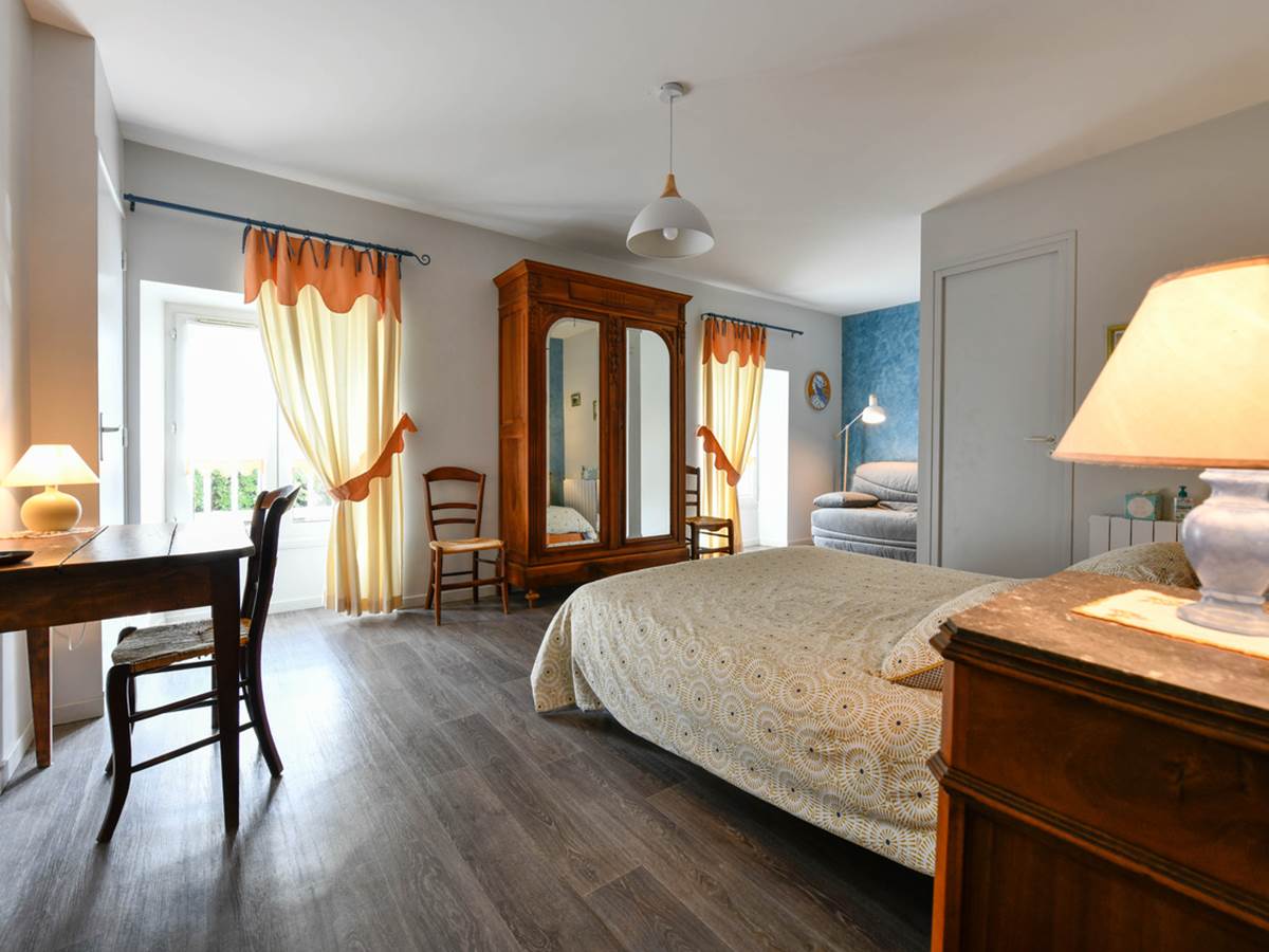 Chambre Saumon avec ses 2 fenêtres