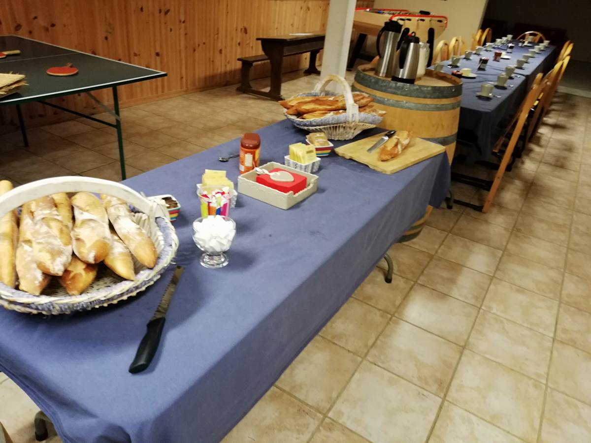 Petit déjeuner de groupe servi dans la salle commune