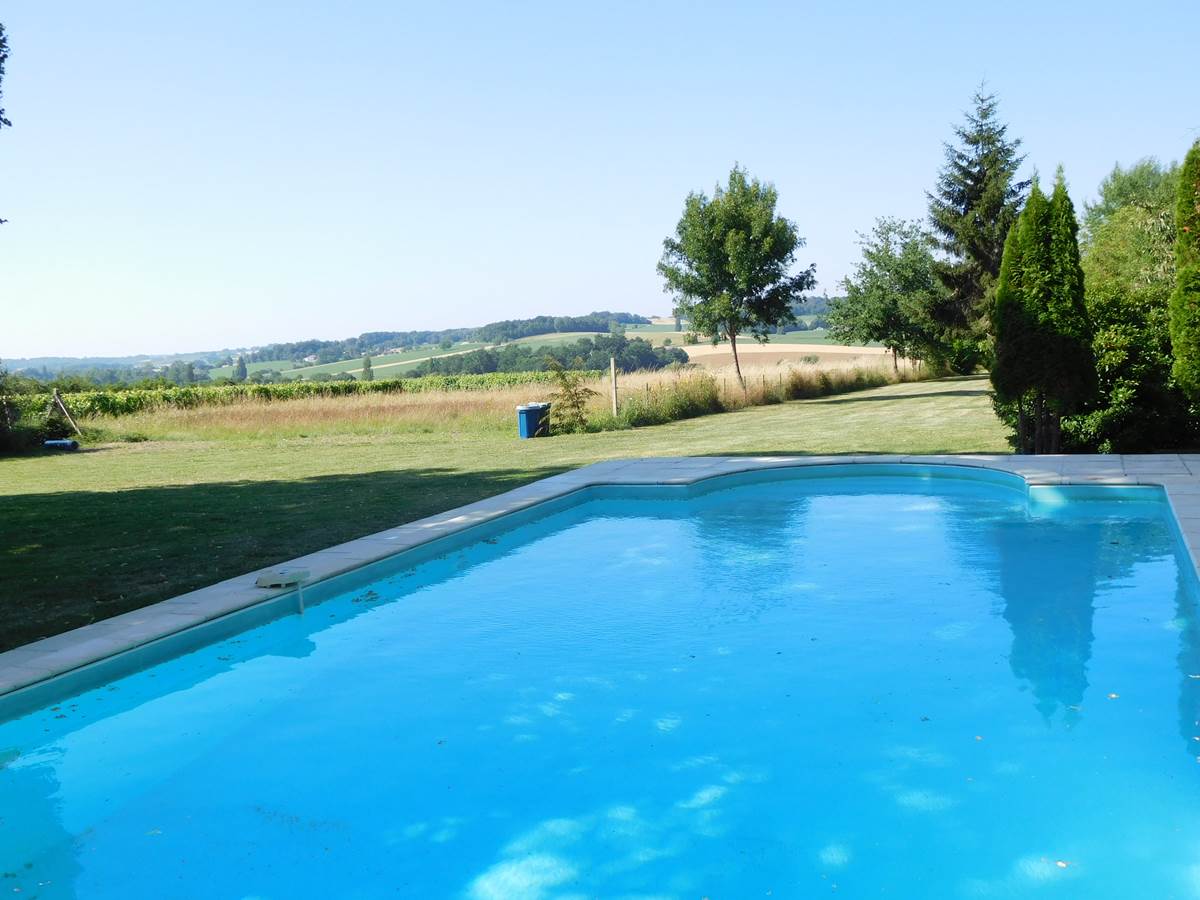 piscine commune à l'autre côté du chemin