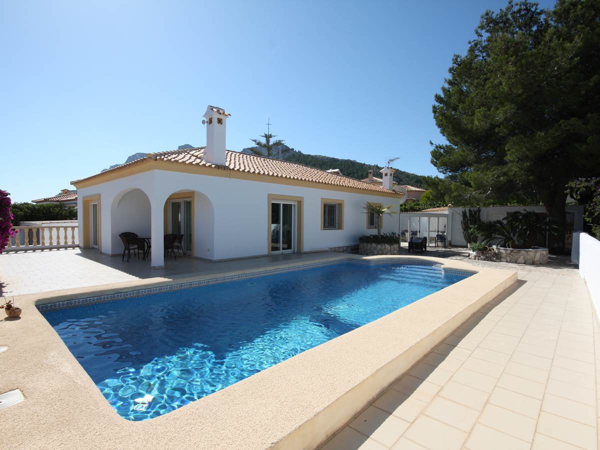 cour piscine maison gites-st-roch
