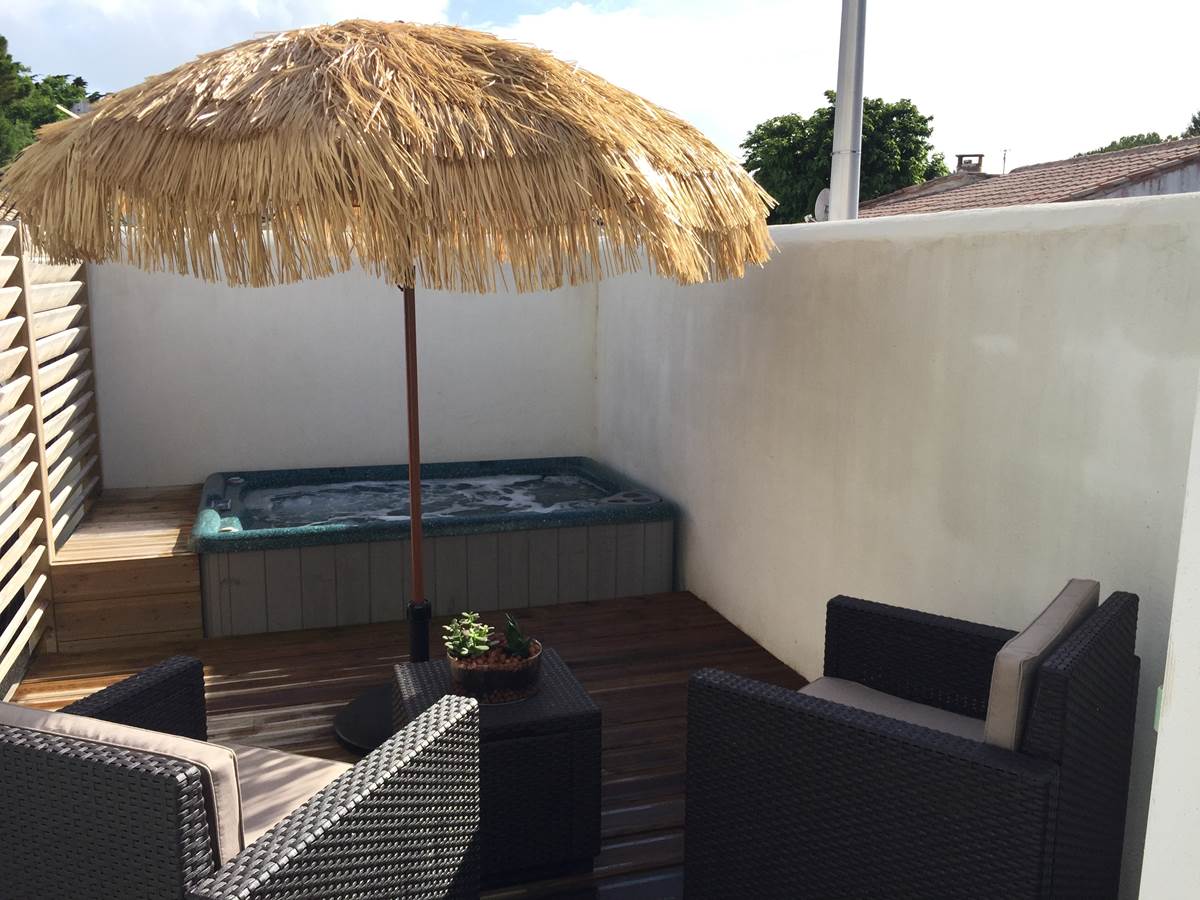 La terrasse et le spa privé chambre Kaki