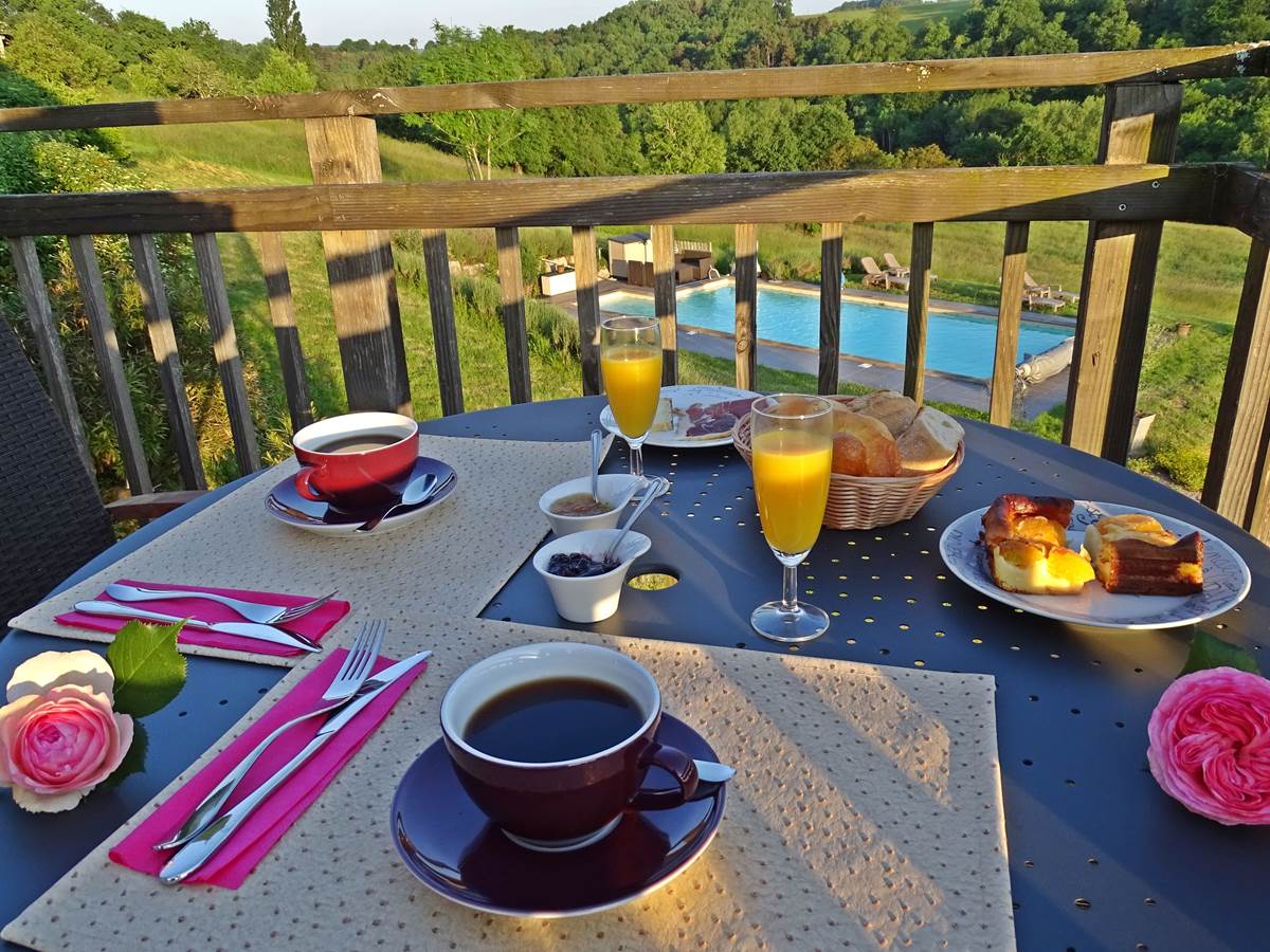 les instants voles jacuzzi privatif - Chambre Calisson, petit-déjeuner face à la piscine.