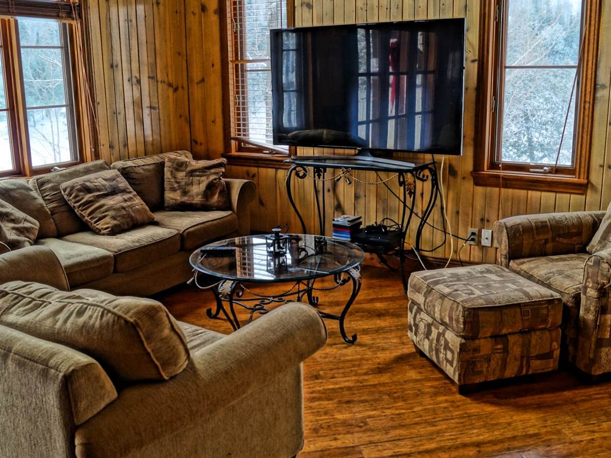 Salon du chalet de l'auberge du Lac Thomas