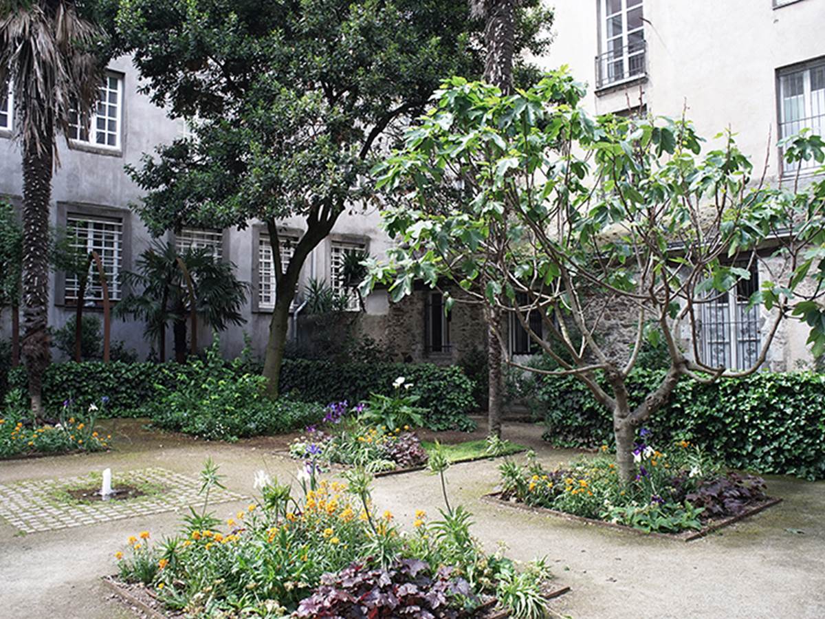 vue jardin de l'église sainte croix