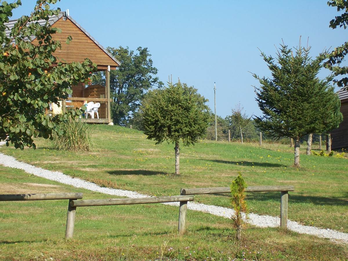 Gîte chalet location piscine vélo à assistance électrique pêche Dordogne Sérandon Clémensac Corrèze Belvédère de Gratte Bruyère Randonnée La Dordogne de villages en barrages