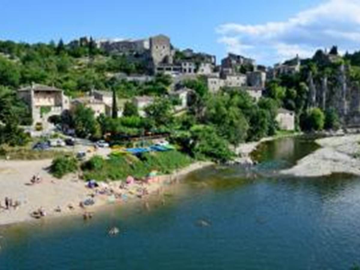 Balazuc, village de caractère au-dessus de l'Ardèche