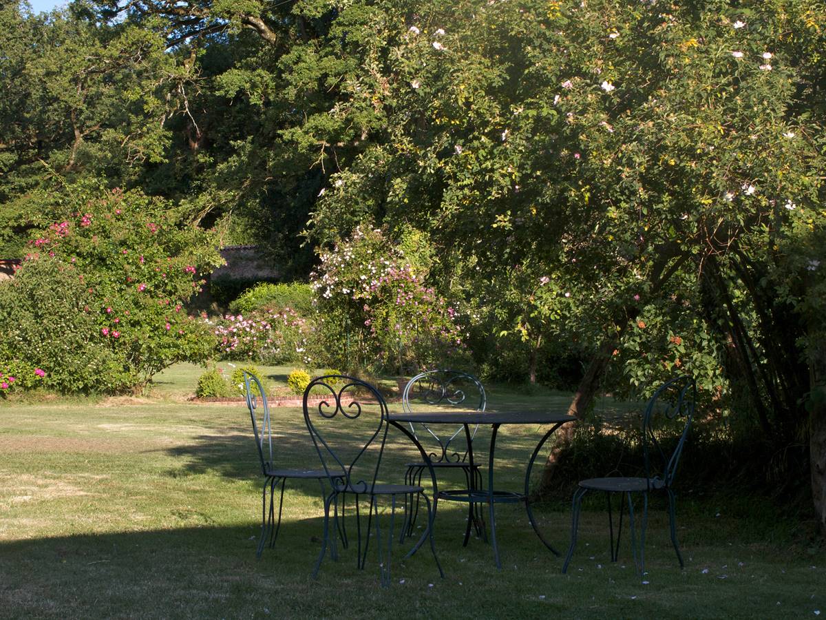 La terrasse du gîte au jardin
