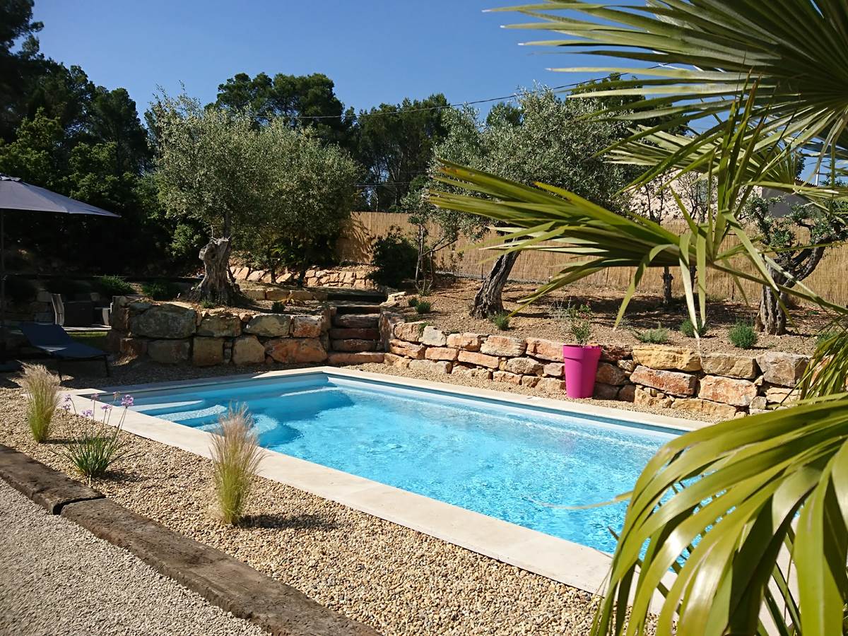 piscine dédiée à nos hôtes, jardin aux oliviers centenaires et plantes méditéranéennes