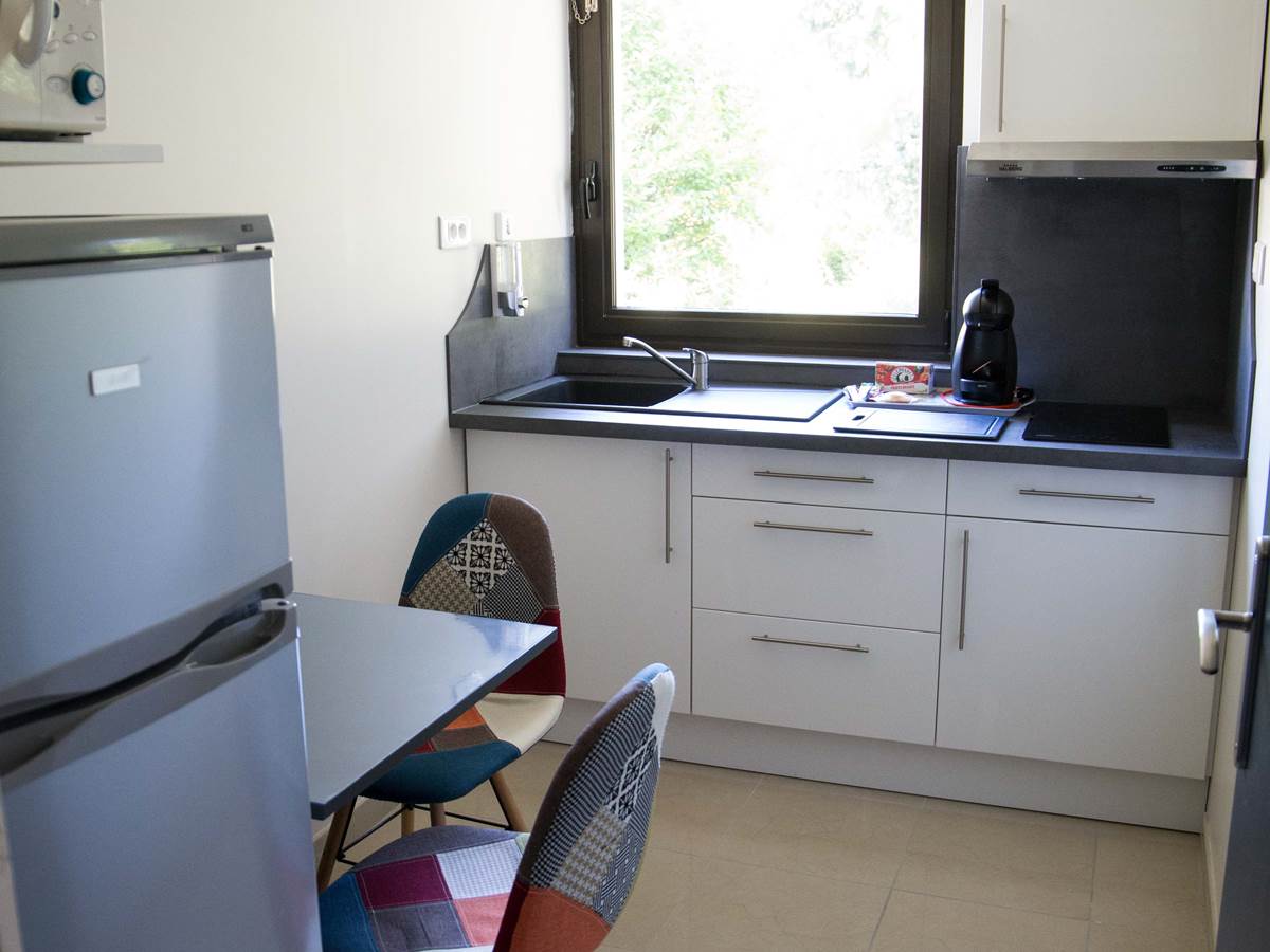 Cuisine équipée pour 2 personnes.
