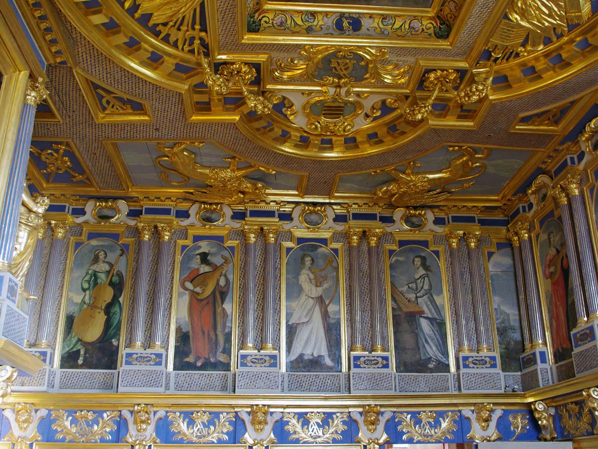 Château d'oiron cabinet des muses plafond et boiseries