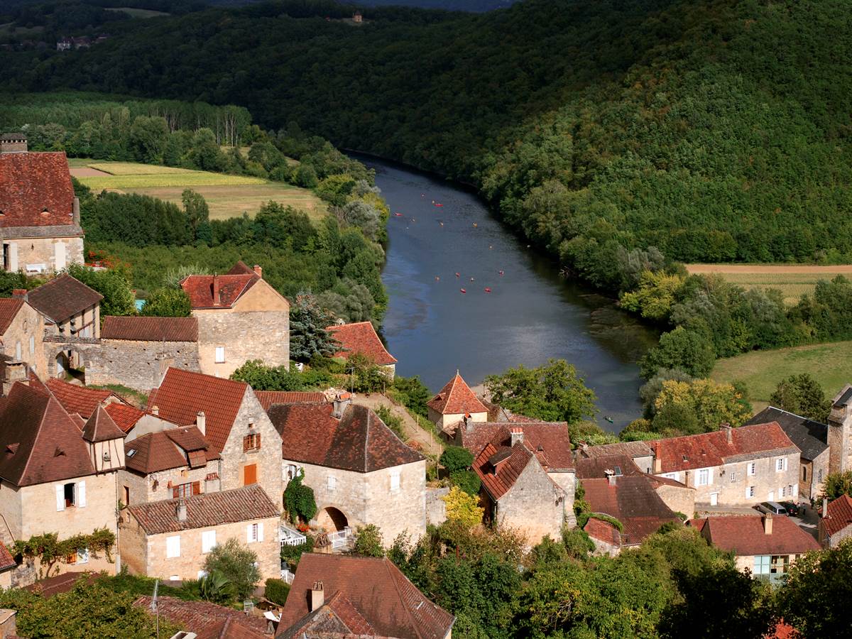  Castelnaud-la-Chapelle surplombant le confluent entre la Dordogne et le Céou 