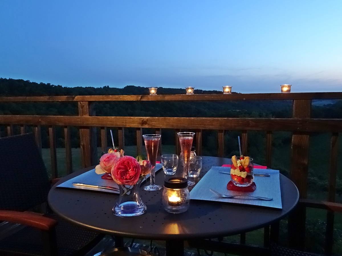 les instants voles jacuzzi privatif - Dîner en amoureux sous les étoiles.