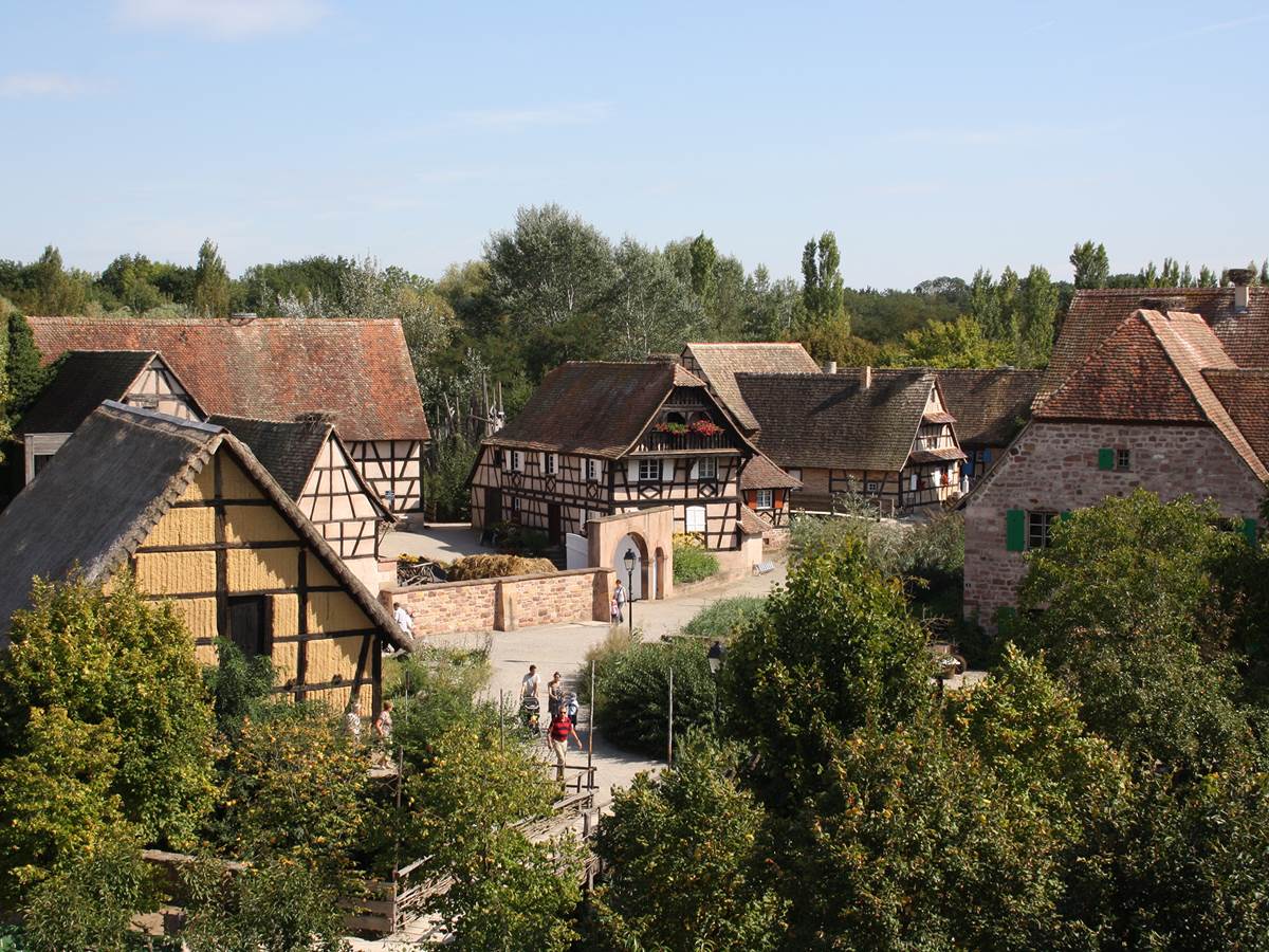 Le village de l'écomusée et ses 70 maisons alsaciennes recréé de toutes pièces pour valoriser les arts et les traditions populaires d'Alsace