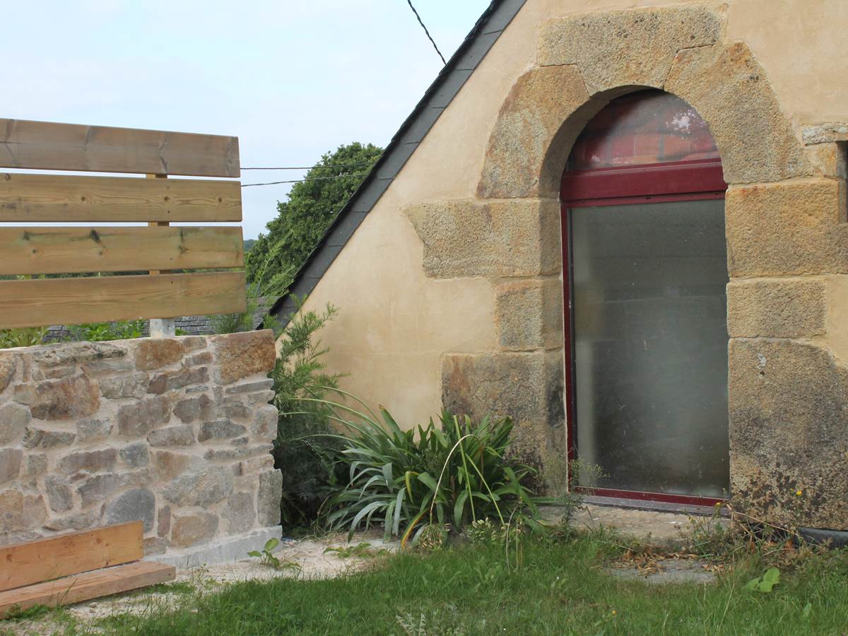 Porte en pierre de Logonna, typique et datant du début du 16 ème siècle