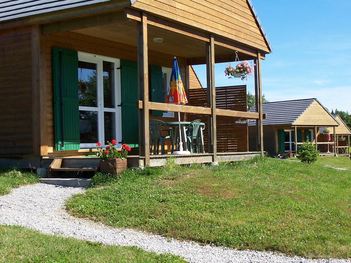 Gîte chalet location piscine vélo à assistance électrique pêche Dordogne Sérandon Clémensac Corrèze Belvédère de Gratte Bruyère Randonnée La Dordogne de villages en barrages