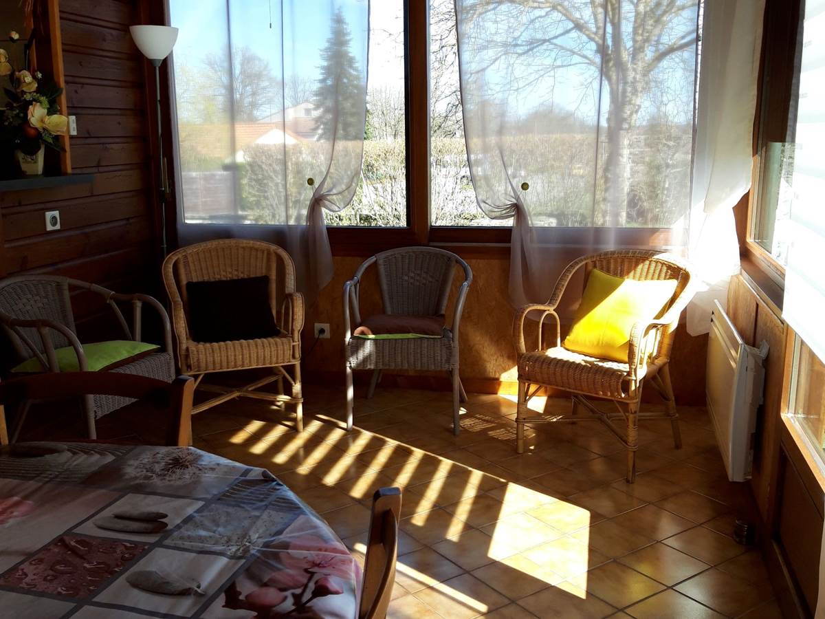 Gîte Les Rosiers séjour, petit salon, vue sur la rue