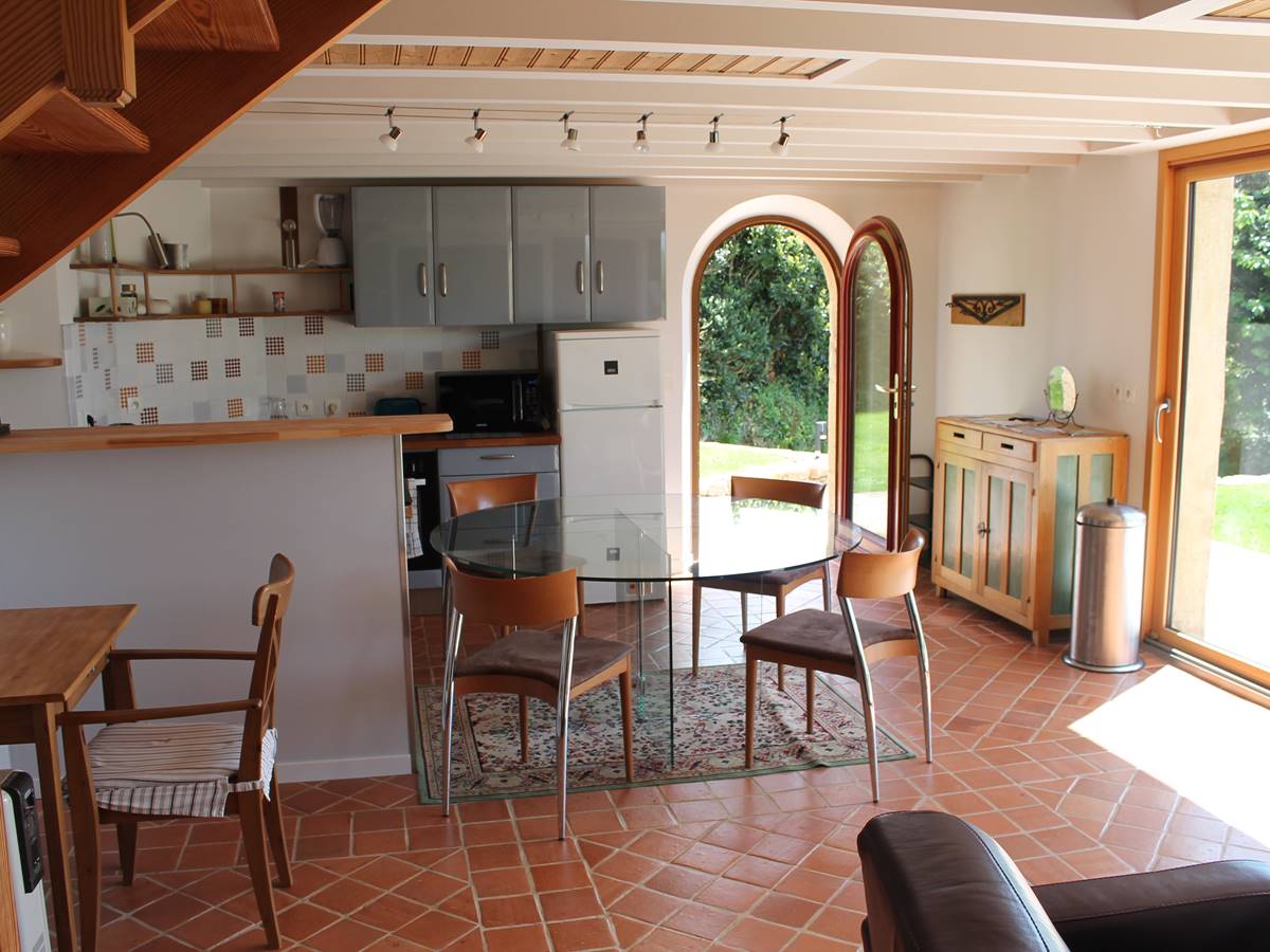 Porte et baie vitrée donnent sur la terrasse et le jardin