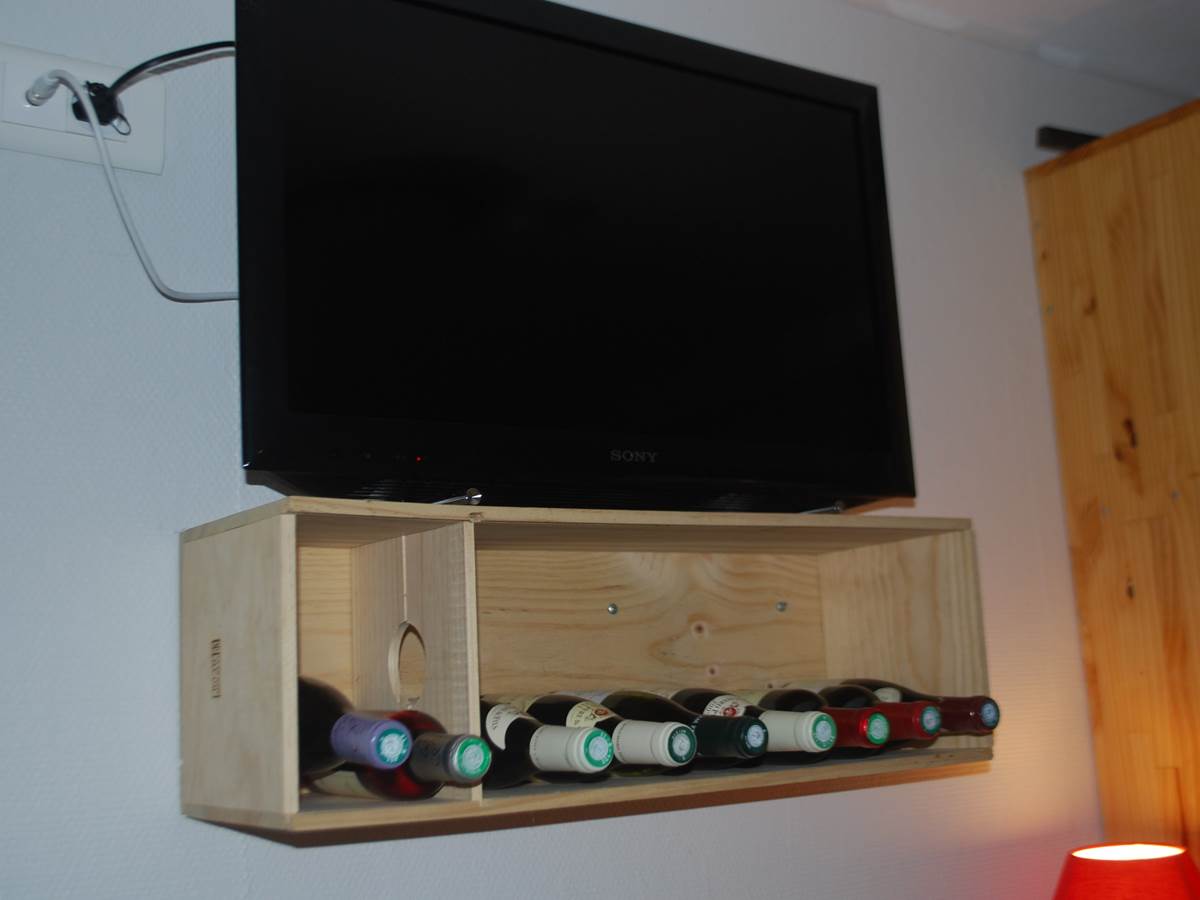 ecran plat et suggestion de vins Chambre La Pousse d'Or Hotel de Charme