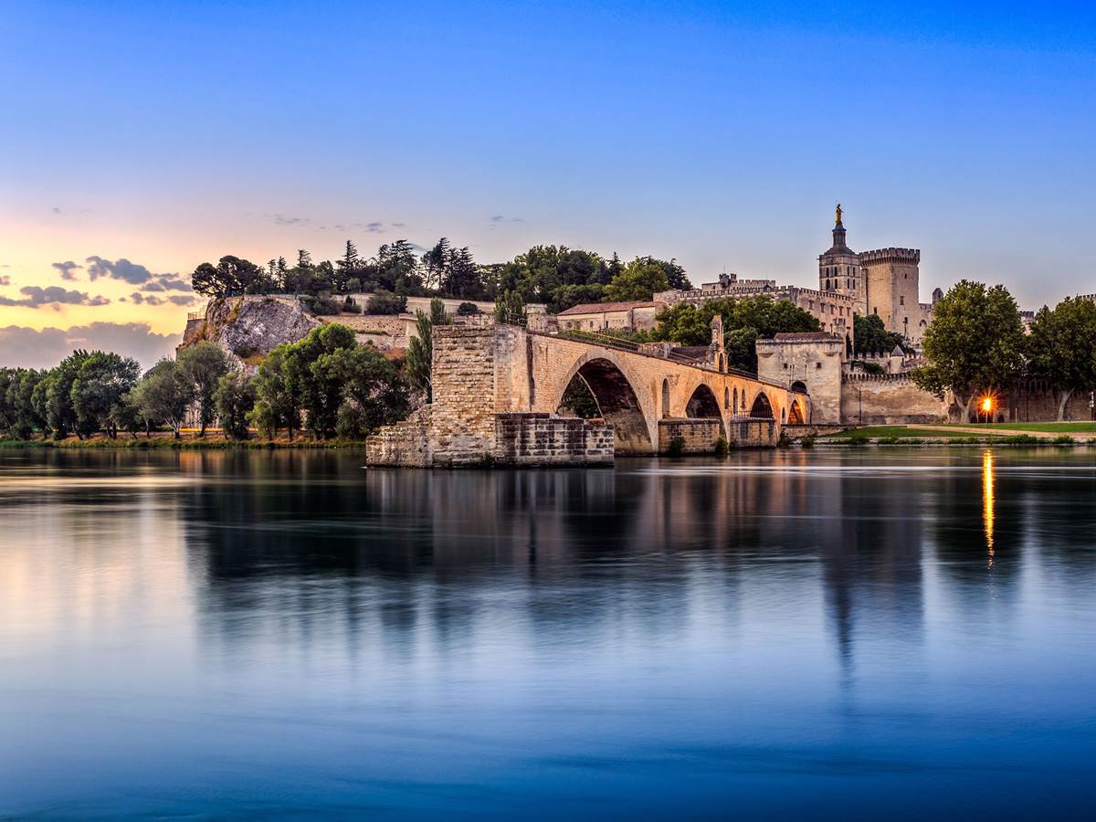 Le Pont d'Avignon vu de nuit