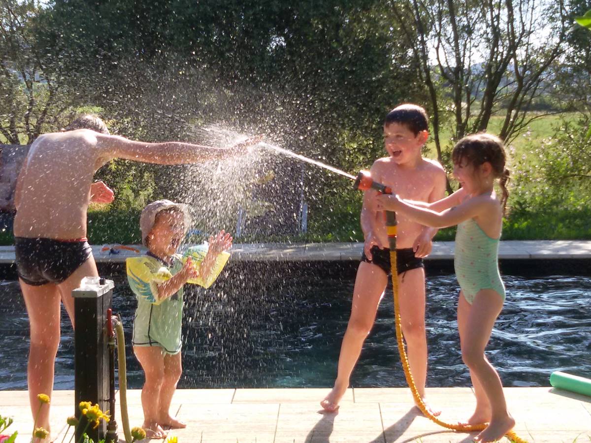 La joie des enfants à la piscine