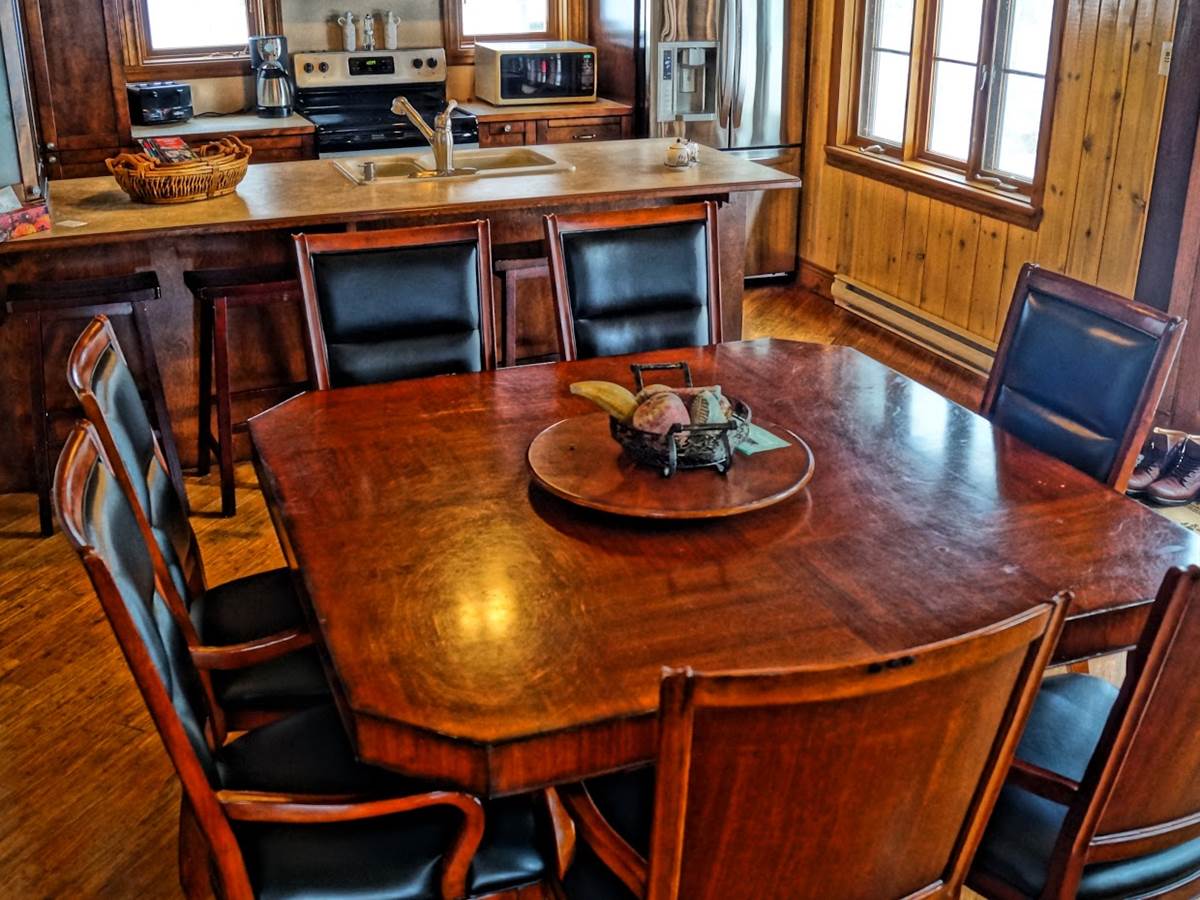 salle a manger et cuisine équipée du chalet de l'auberge du Lac Thomas