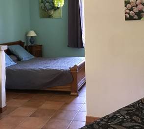 La Bleue est une chambre d'hôtes à Montauban en Tarn et Garonne. Grande chambre accueillant 3 personnes. Accès facile aux Gorges de l'Aveyron.