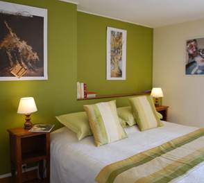 Chambre Paul Rebeyrolle chambre double lit de 1,80m x 2,00m au Ranch des Lacs
