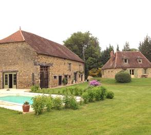 Gi^te rural les Rouvereaux a` Saint-Me´ard en Limousin vue piscine
