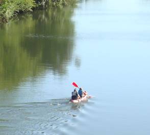 Famille en canoë dans les gorges de l'Aveyron