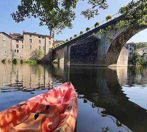 Départ touristique en Canoë sous le pont de saint Antonin noble Val