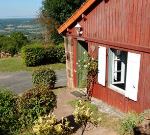 Entrée du gîte avec vue sur la vallée de Turenne