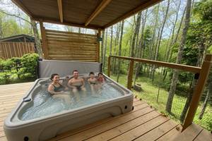 Spa privatif chauffé à 38°C vue sur la Forêt