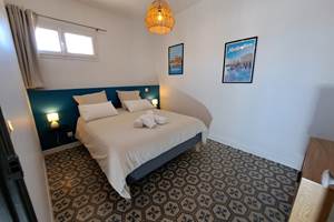 Chambre bleue lumineuse du gîte Le Ramonetage.