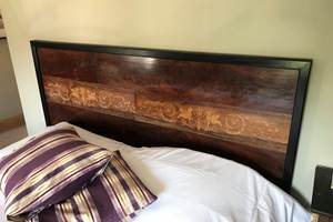 tête de lit d'époque CharlesX chambre 2 à l'époque