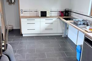 Cuisine avec plan de travail élévateur électrique