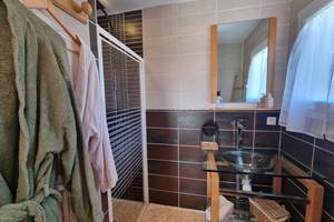 salle d'eau avec grande douche à l'italienne