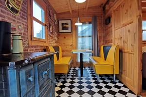 Ambiance rétro chaleureuse dans l’espace Diner’s du Chalet Ouessant à Plouarzel, pour un séjour unique en Bretagne